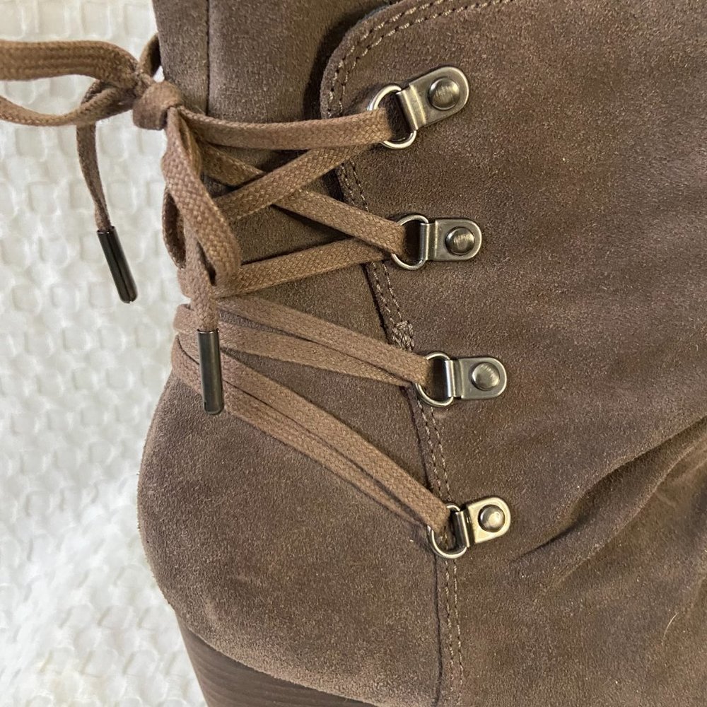 Clarks NWOT Suede Alpine Andi Ankle Heeled Lace Up Bootie Taupe Women's Size 8 - Picture 8 of 16